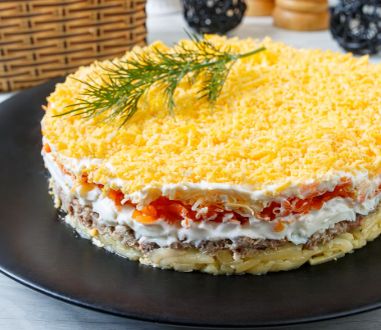 Салат «Мимоза»: как повторить классический рецепт с рыбой и создать атмосферу праздника