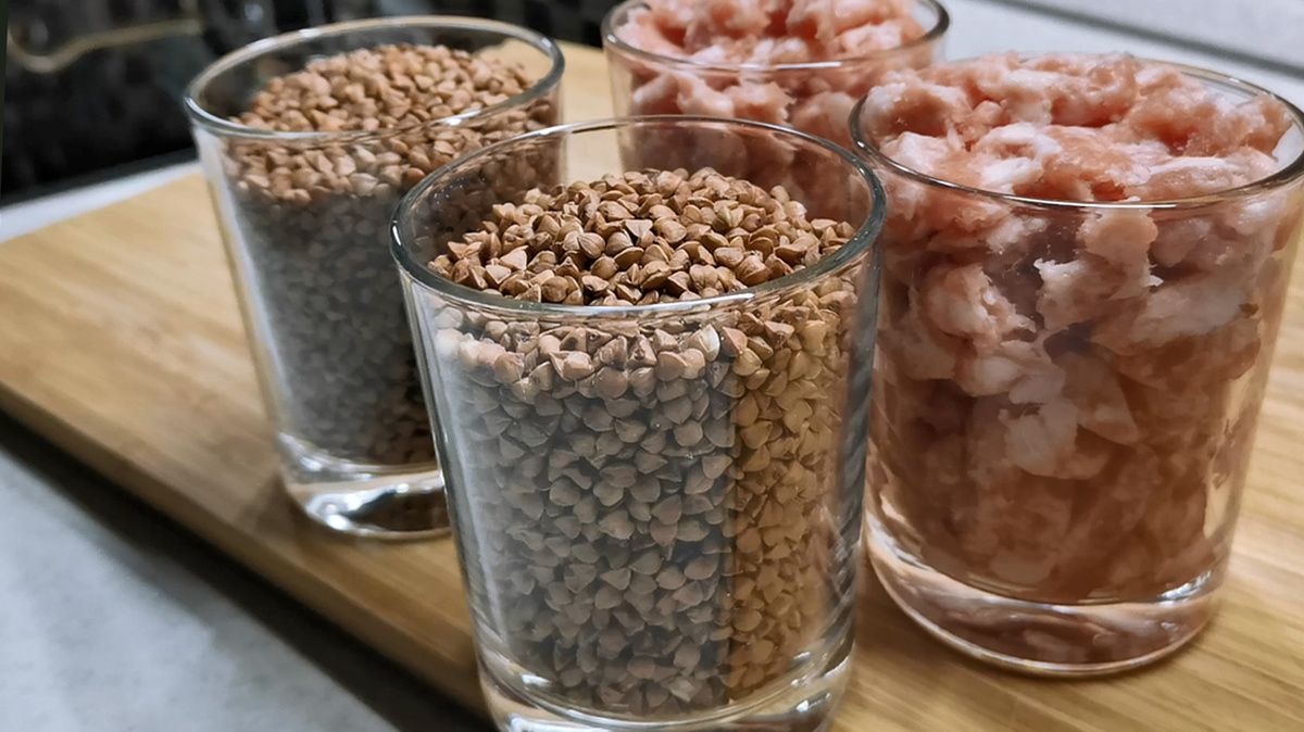 Наверняка многие помнят простые и вкусные блюда из советского детства. Среди них особое место занимает гречка с фаршем. Однако, современный подход к приготовлению делает этот рецепт еще более удобным и быстрым.