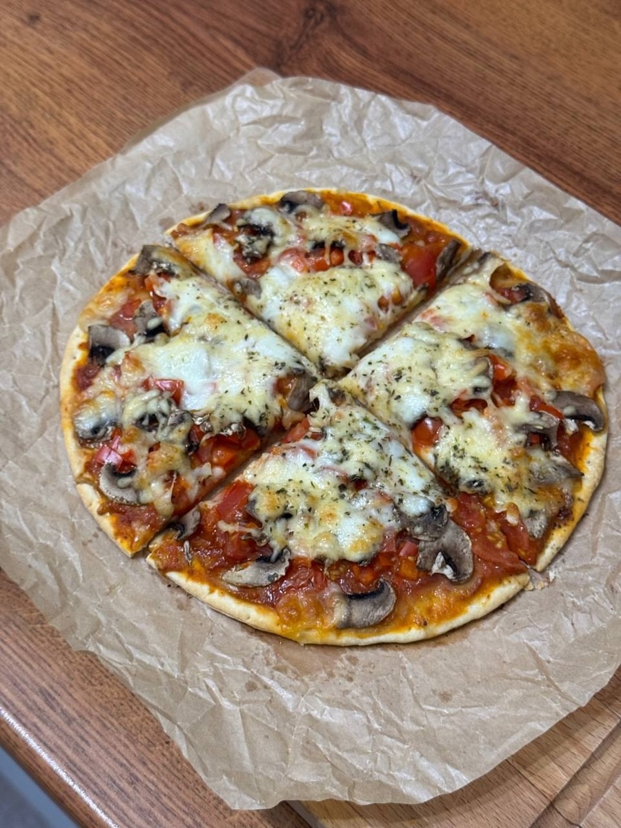 Легкий и быстрый способ приготовить пиццу с грибами и помидорами