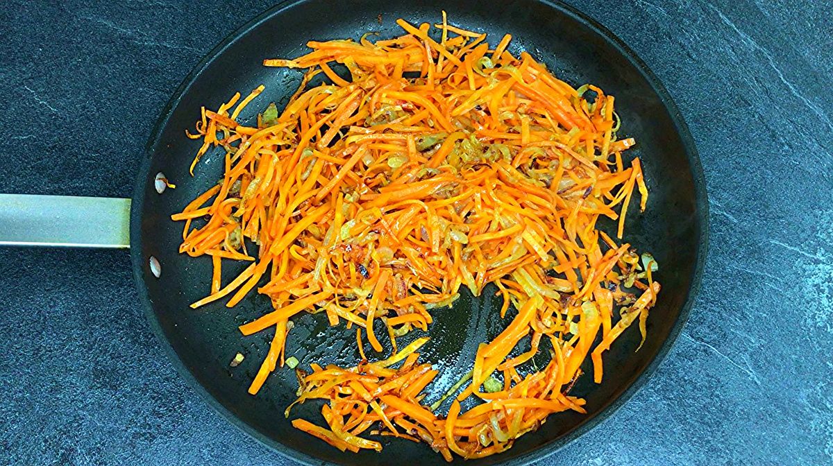 Как правильно обжаривать овощи: мудрость лука и моркови