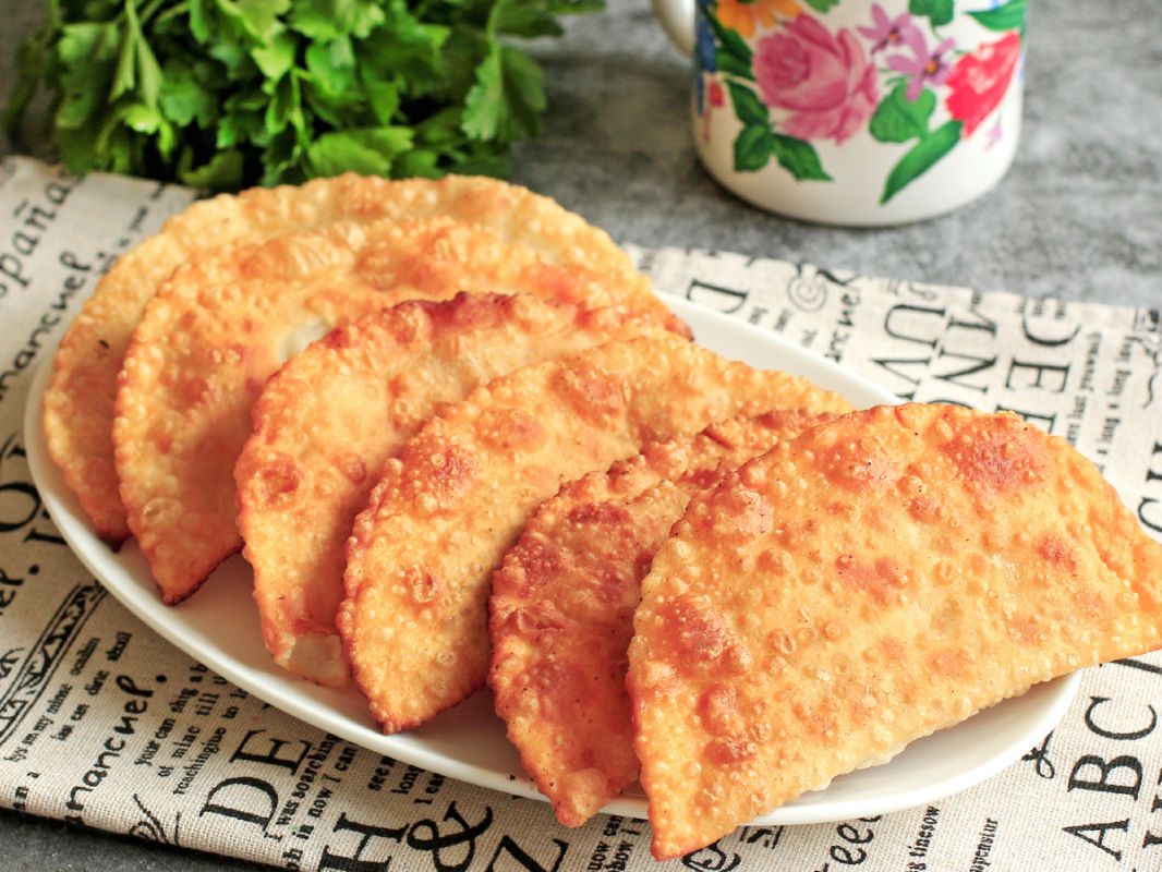 Секреты идеальных чебуреков: не упустите возможность попробовать этот рецепт