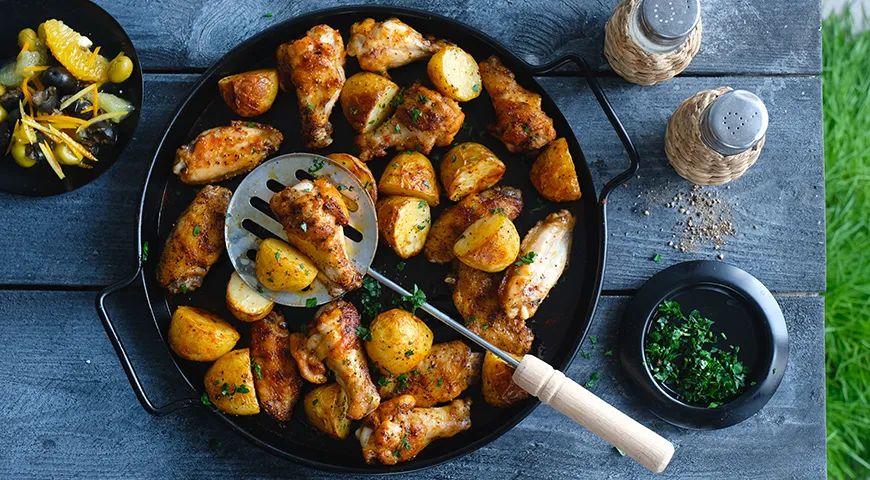 Запеченный картофель с куриными крылышками: простота и изящество на вашем столе