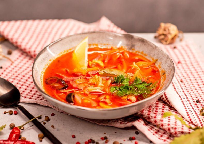 Секреты идеальной сборной солянки: простой рецепт с ярким вкусом