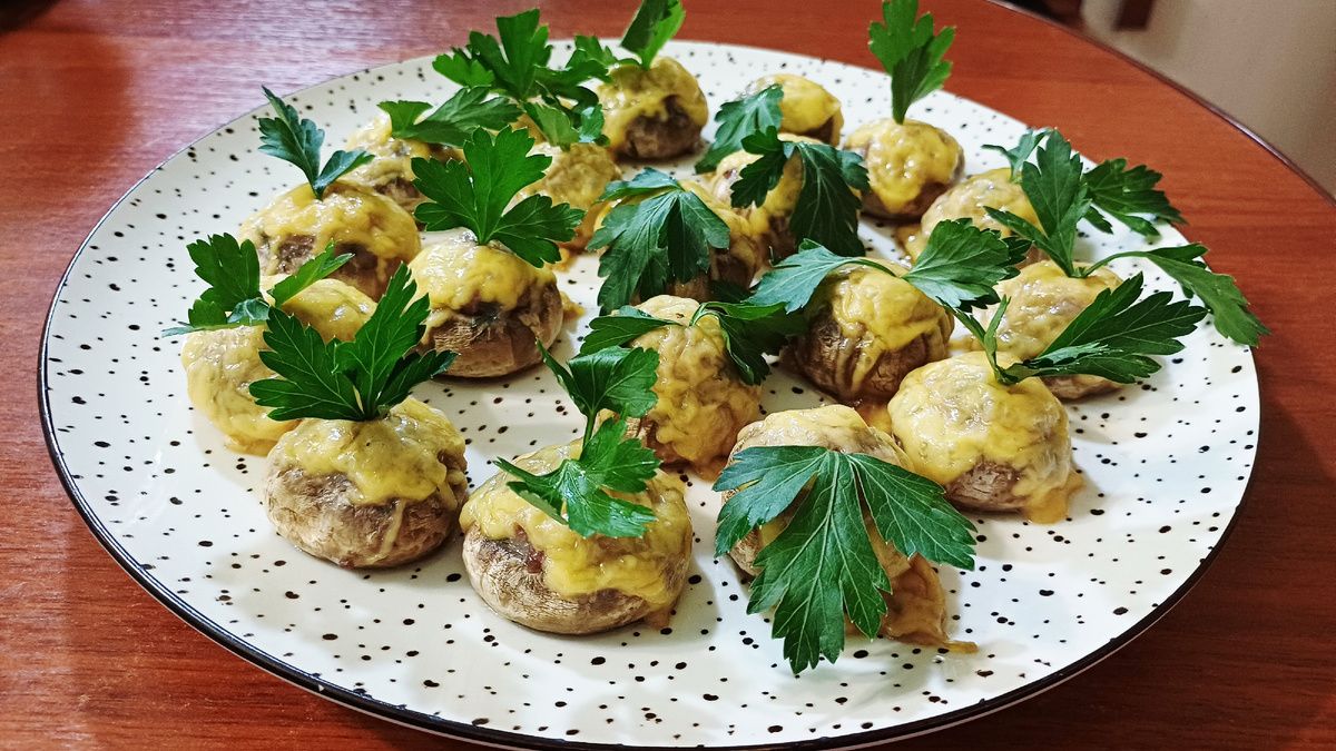 Фаршированные шампиньоны: оригинальный рецепт для быстрого ужина