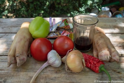 Необычные свиные ножки: как сделать их нежными и ароматными в скороварке