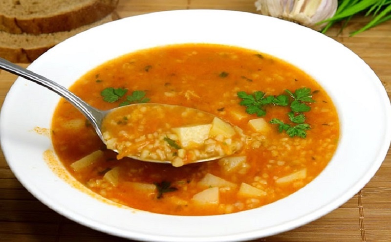 Ароматный турецкий суп с булгуром: сытный ужин за полчаса