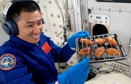 Космические кулинары: китайские тайконавты готовят шашлык на орбите