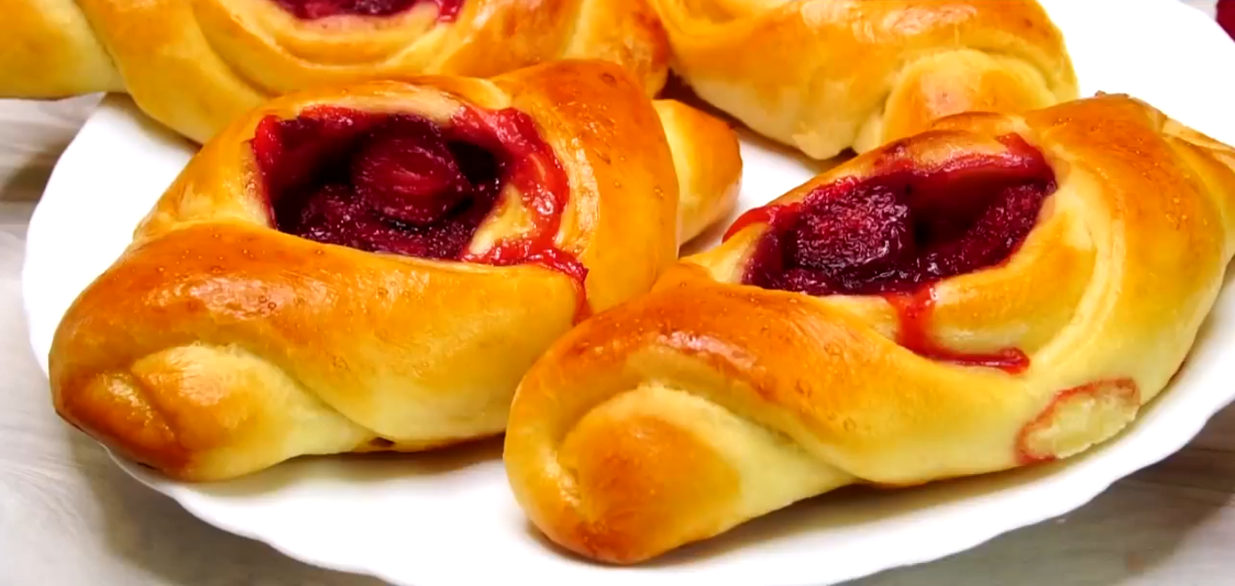 Пирожки, как облака: секрет воздушного теста и ягодной начинки