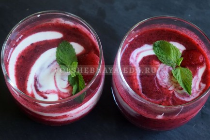 Ягодный смузи с творогом: идеальный завтрак для любителей ярких вкусов