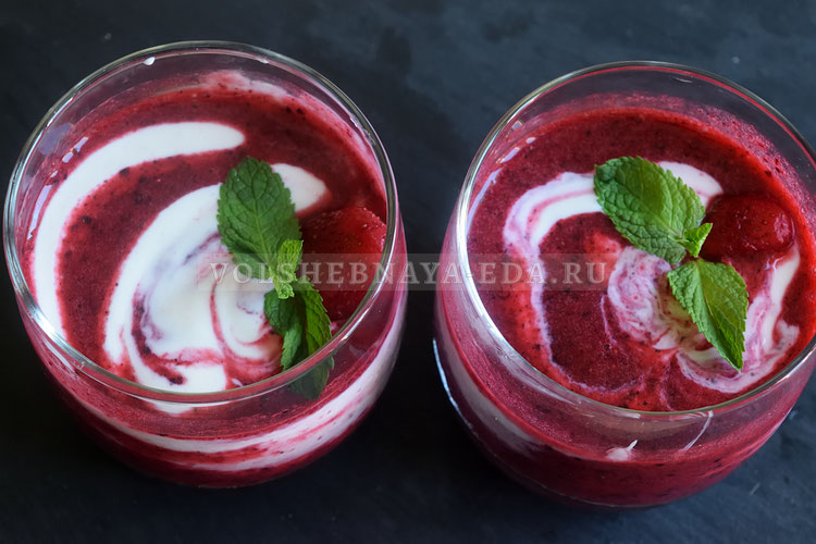 Ягодный смузи с творогом: идеальный завтрак для любителей ярких вкусов