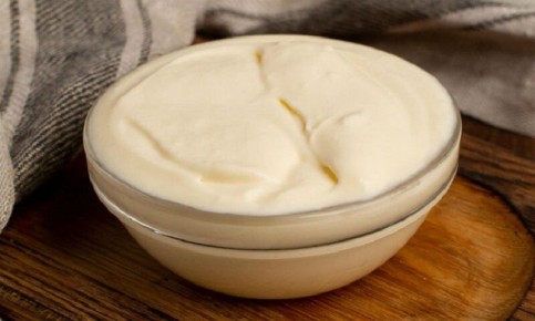 Как приготовить густую сметану из магазинного молока простым способом