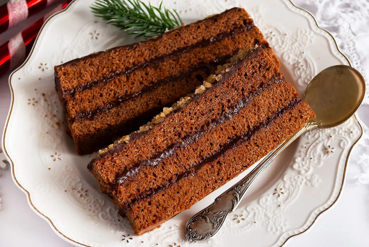 Мягкий медовый пряник со сливовым джемом: идеальное лакомство для зимнего чая