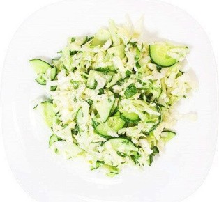 Весенний салат из капусты с яркими овощами и свежей зеленью