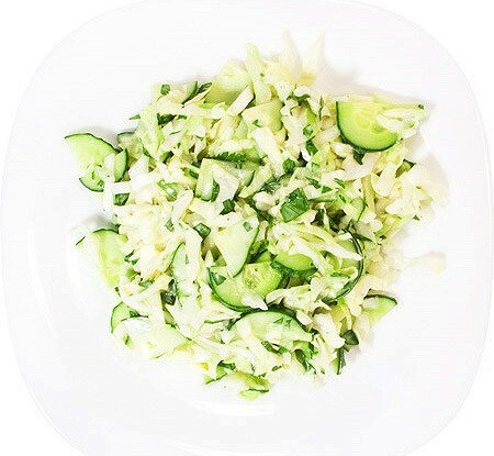 Весенний салат из капусты с яркими овощами и свежей зеленью