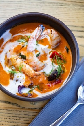 Нежный томатный суп-пюре с цукини и креветками для утонченного вкуса