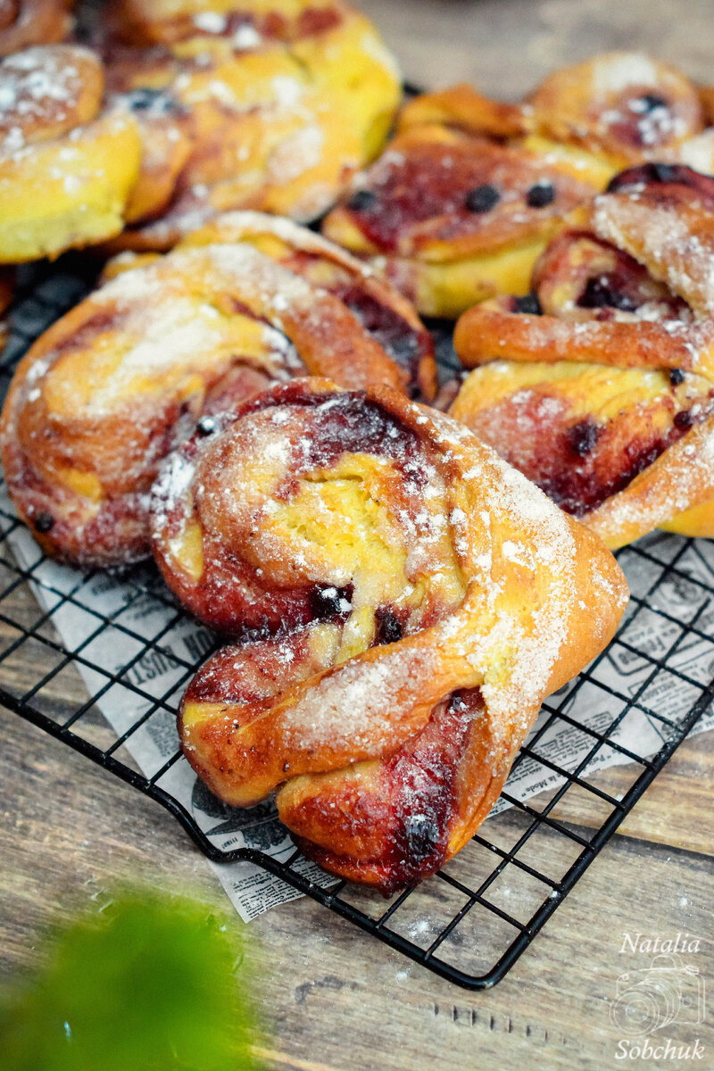 Сахарные плюшки с черничным джемом: как приготовить восхитительные булочки