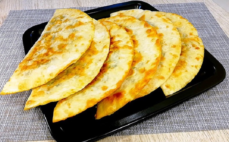 Летние чебуреки с кабачками и зеленью: новое прочтение классической закуски