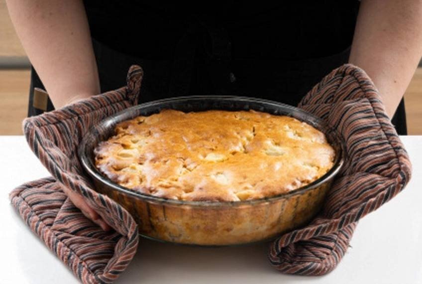 Нежный заливной пирог с грушами и миндалем для постного стола