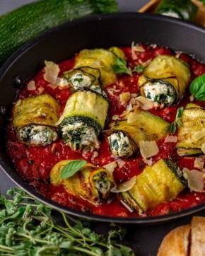 Летние кулинарные фантазии: рулетики из цукини с риккоттой