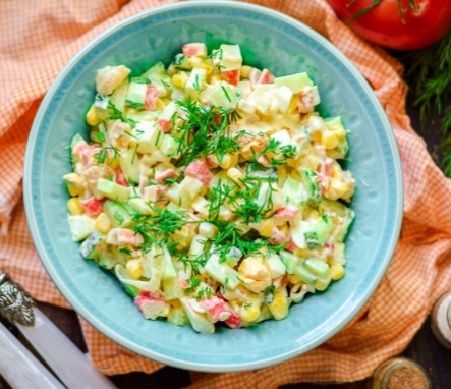 Салат с копчёной рыбой и крабовыми палочками: идеальный вкус морского бриза