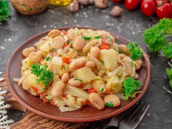 Удивительные рецепты тушеной капусты на каждый день