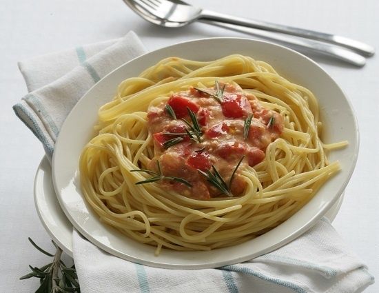 Спагетти с сырным соусом: легкий ужин за 40 минут