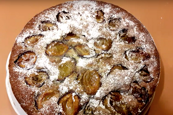 Сливовый пирог в мультиварке: простота и вкус в одном рецепте