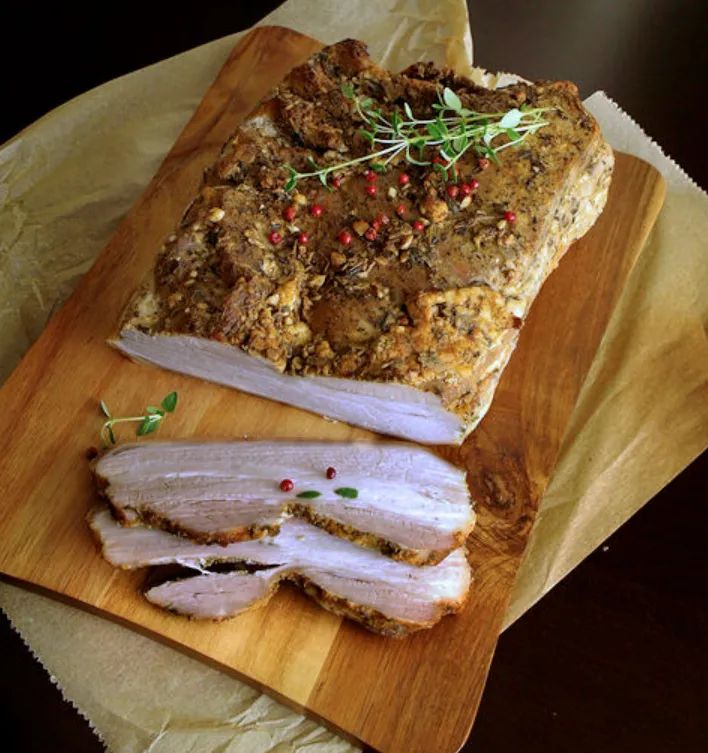 Секреты запеченной грудинки в пиве для идеальных закусок