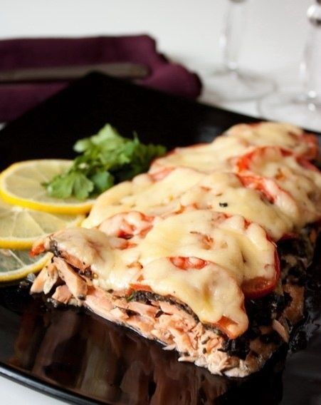 Изумительный лосось с оливками и помидорами: простой рецепт для любого шефа