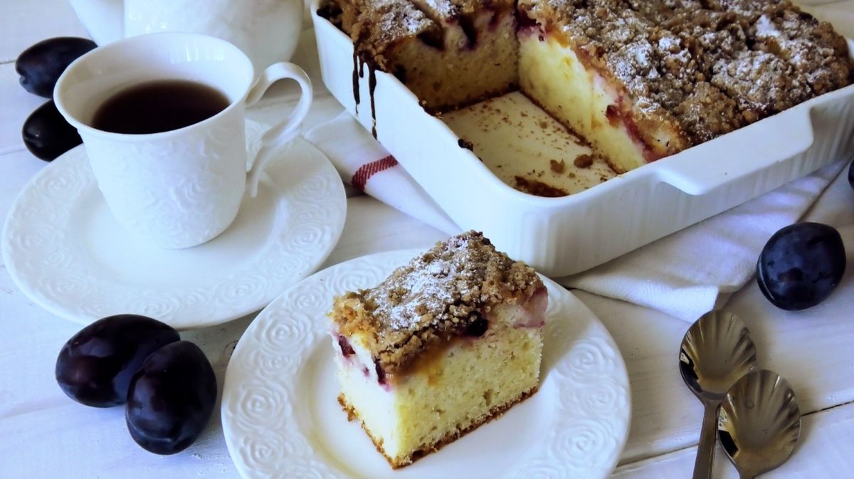 Воздушный пирог со сливами: идеальное лакомство весны