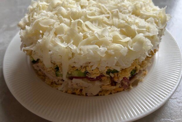 Нежный салат с шампиньонами и курицей