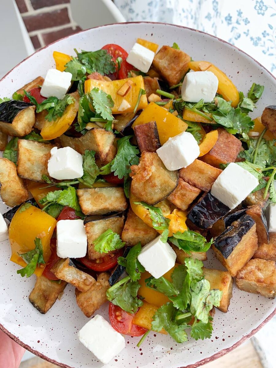 Пикантный салат с хрустящими баклажанами: эксперименты с вкусом