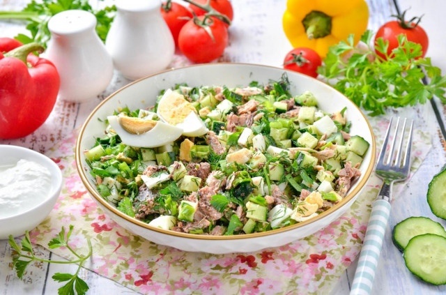 Нежный белковый салат с тунцом и яйцом для здорового ужина