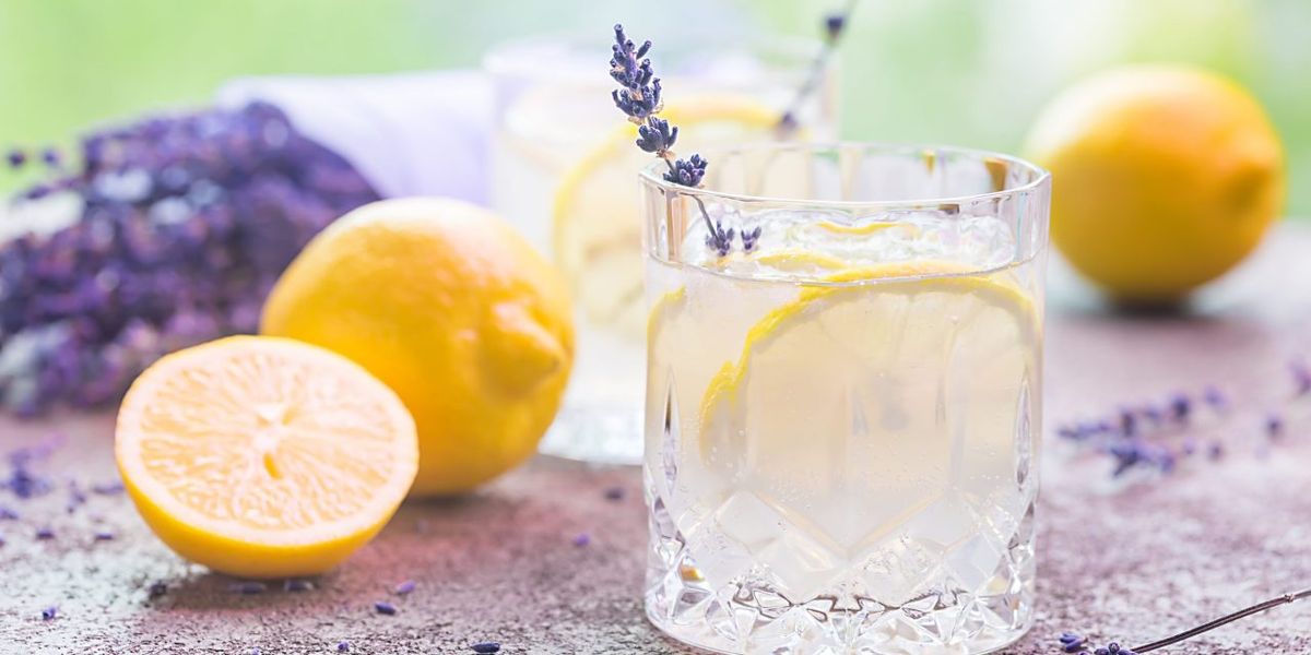 Лавандовый лимонад с медом и свежей мятой