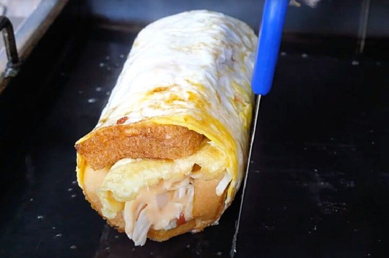 Необычный завтрак: как приготовить вкусный рулет из яиц и хлеба