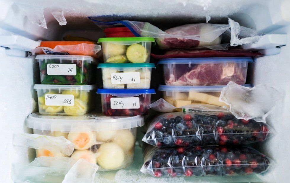 Порядок в морозильнике: что делать с продуктами, хранящимися годами