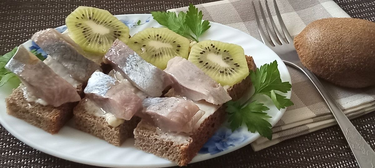Необычное сочетание в закуске: бутерброды с малосольной сельдью и киви