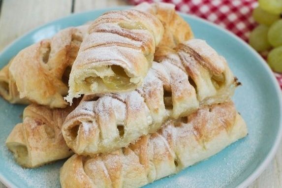 Слойки с виноградом и лимонной цедрой