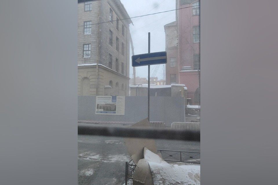 На Кирилловской улице начался снос исторического завода эмалированной посуды