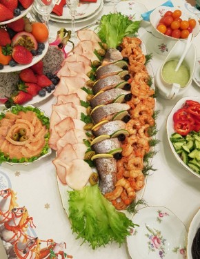 Идеальные закуски к празднику: кальмары на гриле и креветки с чесноком и лимоном