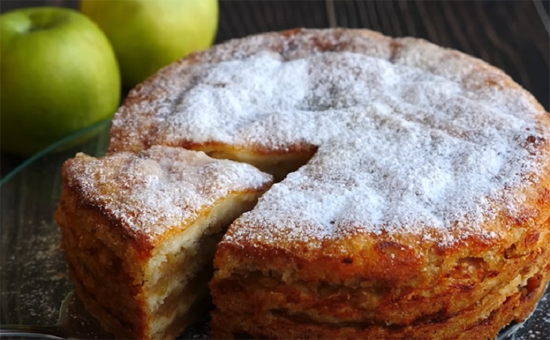 Невероятный пирог без замеса: как быстро приготовить яблочный десерт