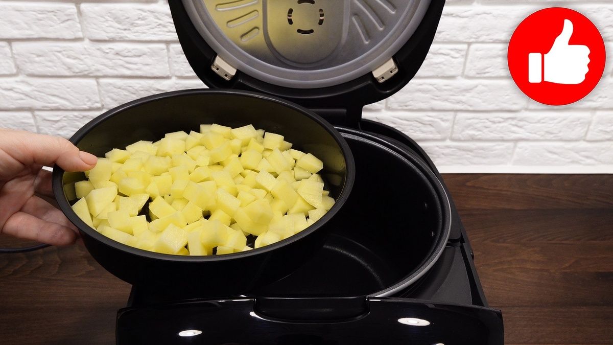 Сочный картофельный салат с копченой колбасой в мультиварке