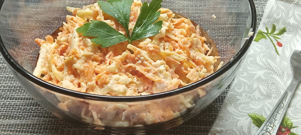 Острые ощущения на тарелке: Простой рецепт салата с морковью, яблоками и хреном