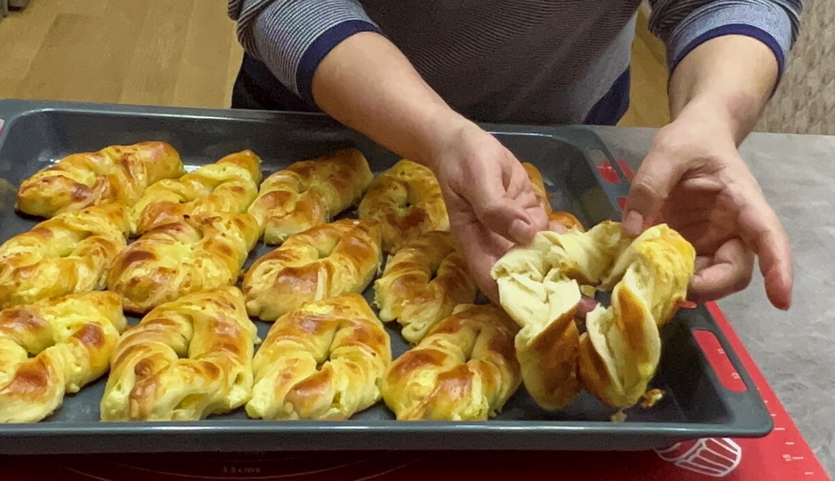 Невероятная выпечка для чая и ужина: быстрый рецепт с сыром