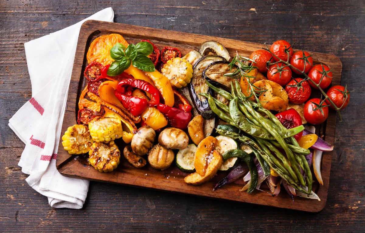 Праздничный стол: яркие овощные решения для Нового года 2025