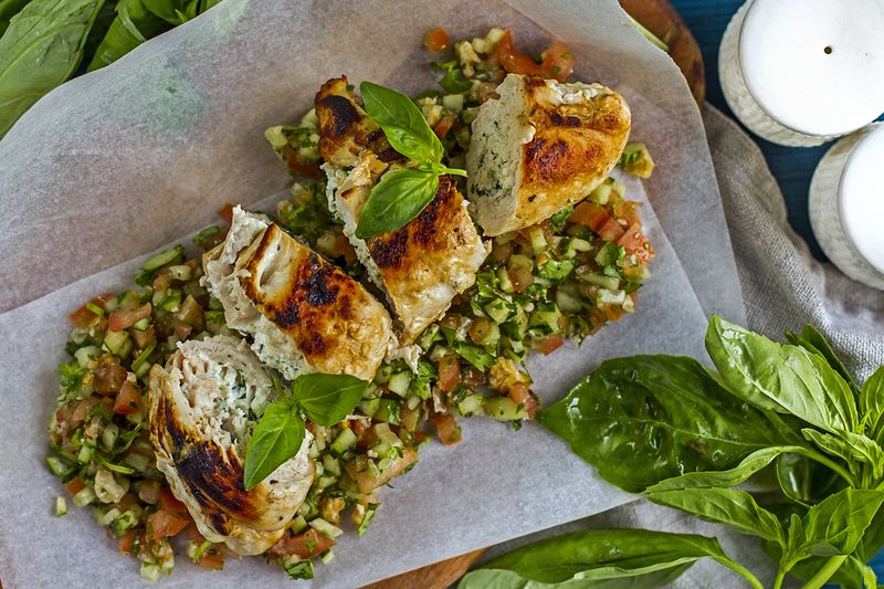 Нежные куриные рулеты с фетой и свежими овощами