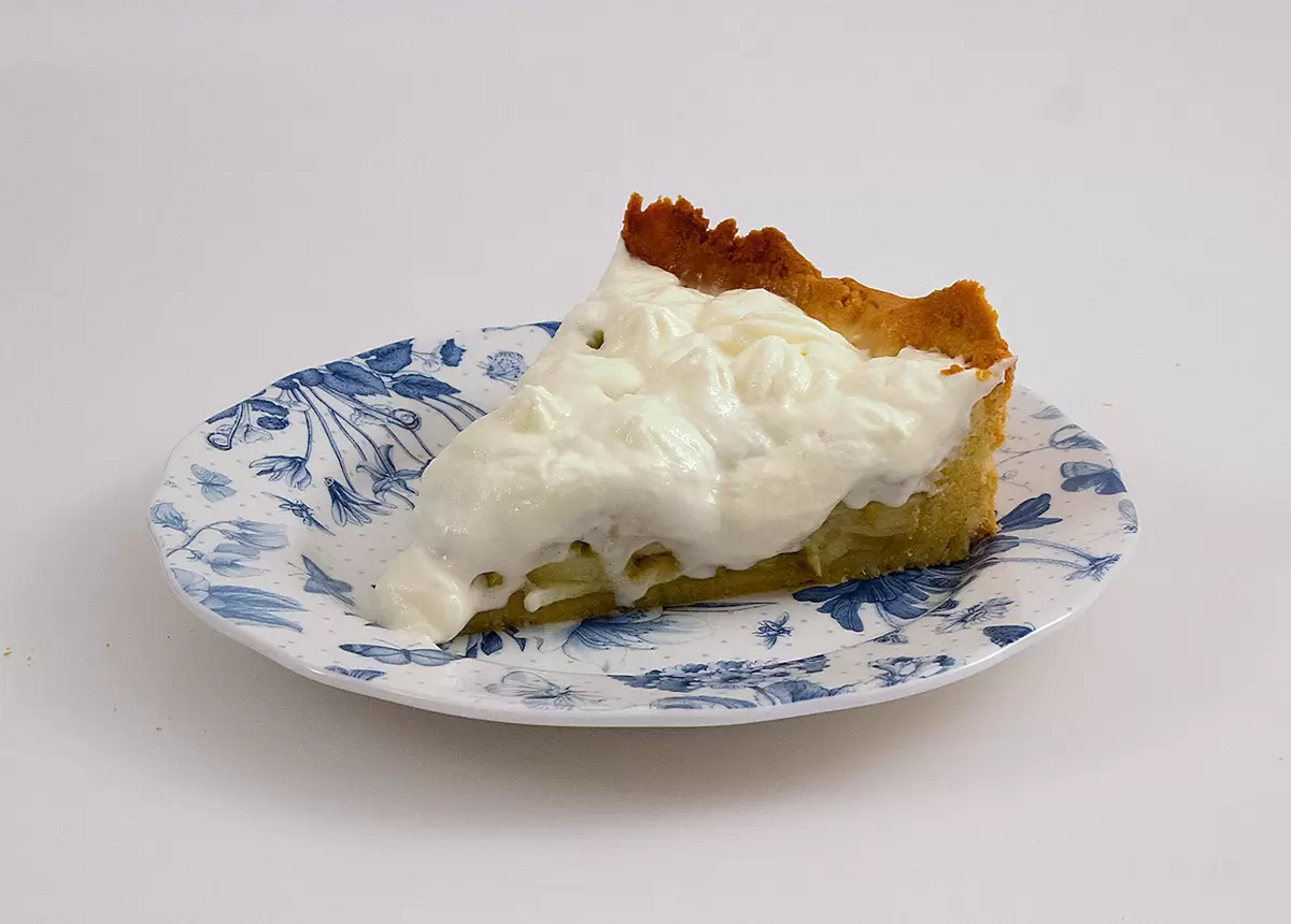 Нежный яблочный пирог с ароматом корицы и сливками