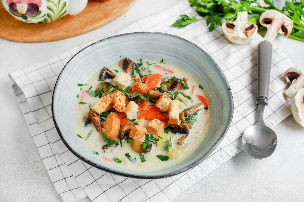 Простой и вкусный сырный суп на грибном бульоне