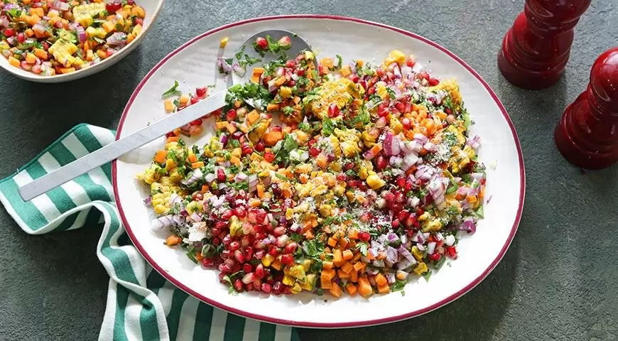 Салат с гранатом и кукурузой: взрыв вкуса на вашем столе