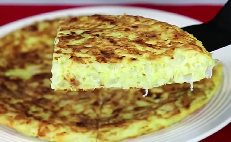 Простой капустный пирог на сковороде: быстрое и вкусное решение для любого стола